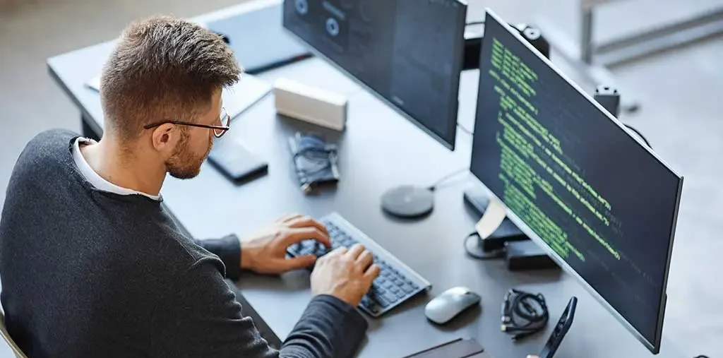 استخدام برنامه‌نویس حرفه‌ای + راهنمای عملی